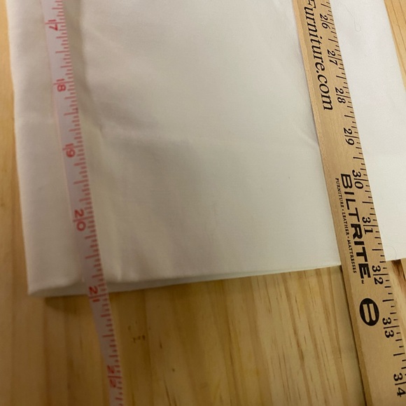 White Capris with stretch. Side pockets, side slits at bottom, 3/4 Pants - Picture 10 of 13